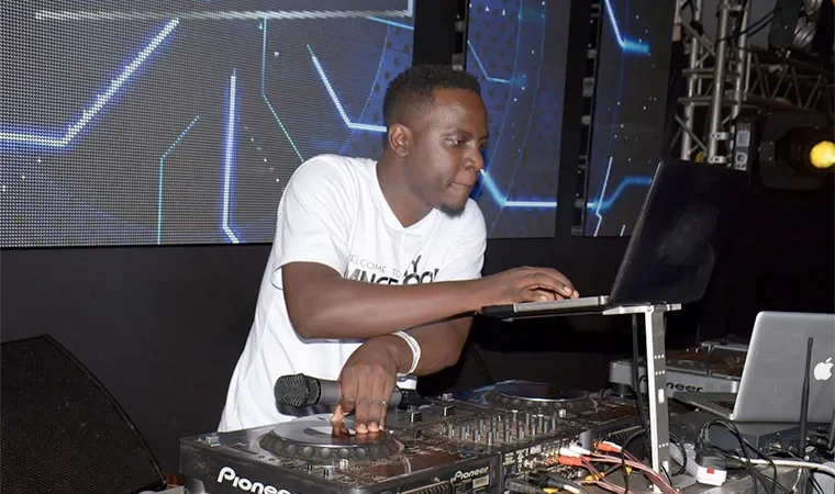 Aludah DJing Versitility