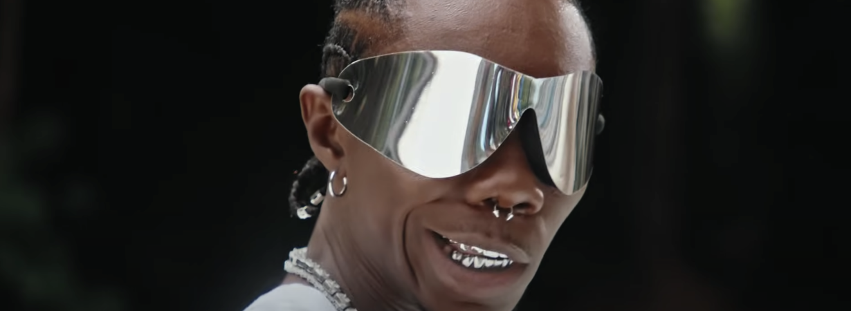 Blaqbonez fan stage kiss