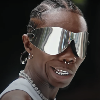 Blaqbonez fan stage kiss